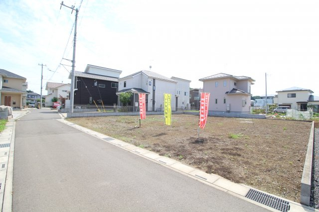 川越市笠幡　建築条件なし売地　「笠幡駅」徒歩20分　敷地90坪　の前面道路含む現地写真