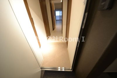 【玄関】 | フォーリアライズ本町レクス | 明るい玄関です