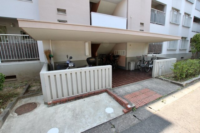 よろい坂ハイツ2号棟のエントランス