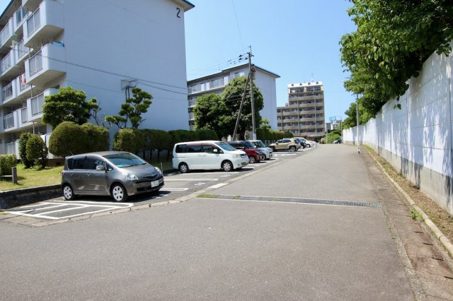 よろい坂ハイツ2号棟の駐車場