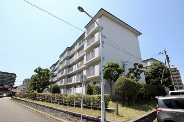 よろい坂ハイツ2号棟の外観