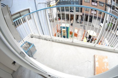 【バルコニー】 | アンビシャス鎗屋町 | 外からの目が気にならないバルコニーで洗濯物が干せます