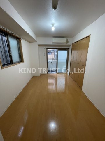 ラフィーネ南森町の居間・リビング|こちらのリビングで趣味の時間をお楽しみください