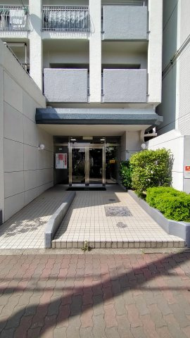 大阪市城東区成育２丁目の中古マンションのエントランス|きちんと管理の行き届いたエントランスです。