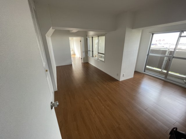 近鉄南港ガーデンハイツ２１号棟の居間・リビング|こちらのリビングで趣味の時間をお楽しみください