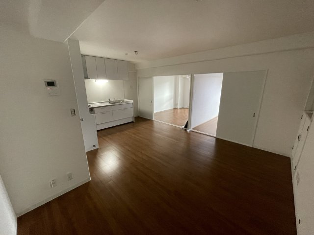 近鉄南港ガーデンハイツ２１号棟の居間・リビング|こちらのリビングで趣味の時間をお楽しみください