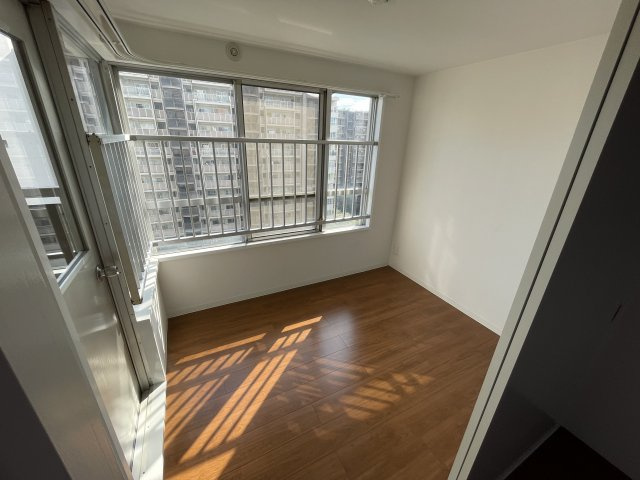 近鉄南港ガーデンハイツ２１号棟の内装|明るい色調の室内です