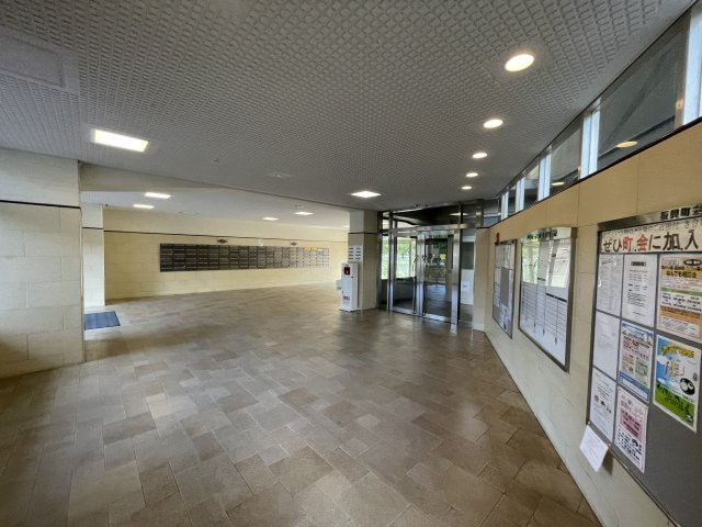 近鉄南港ガーデンハイツ２１号棟のエントランス|毎日通るエントランスはこのようになっています