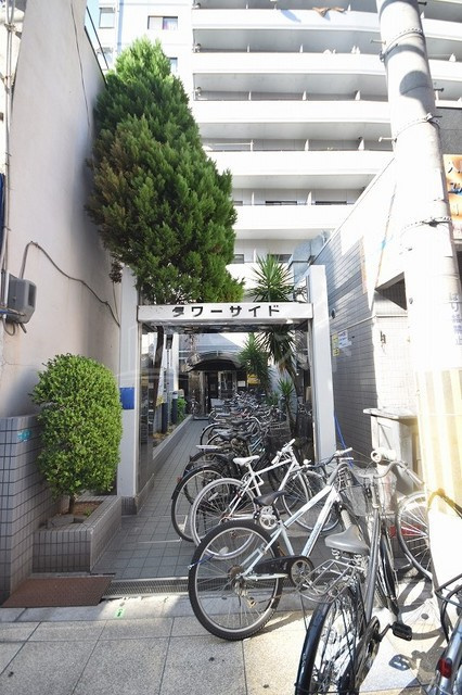 マンションタワーサイドのエントランス