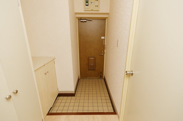 ロワイヤル東井堀12の玄関