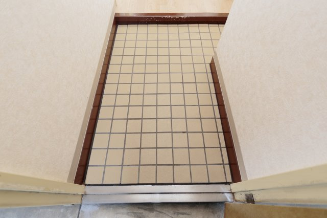 ロワイヤル東井堀12の玄関