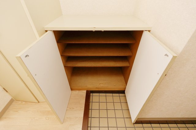 ロワイヤル東井堀12の玄関