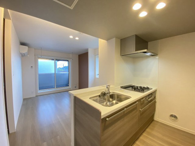 【居間・リビング】 | リビエテラス【SHM】 | LDK11帖のリビングダイニングキッチンです！システムキッチン(ガスコンロ)で快適に料理可能です☆