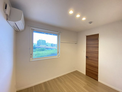 【寝室】 | リビエテラス【SHM】 | 各部屋クローゼット付でお洋服やお荷物の多い方もお部屋が片付いて快適に過ごせますね♪