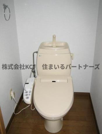 ハイネスコーポのトイレ|落ち着いた色調のトイレです