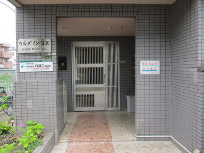 【エントランス】 | ベルメゾンリズ | エントランスはオートロックなので女性の方も安心ですね