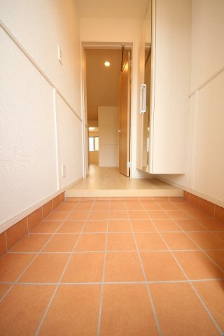 エクセレント・ヒルＡの玄関|明るい玄関です。/2022.7.11撮影。