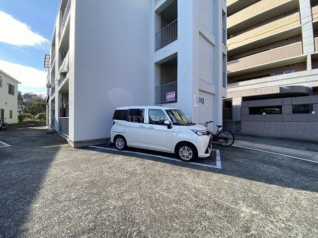 広島市西区己斐西町の賃貸マンションの駐車場