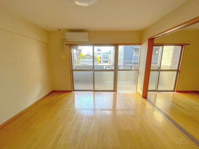 プロスペリタ上町の居間・リビング|こちらの居間で趣味の時間をお楽しみください