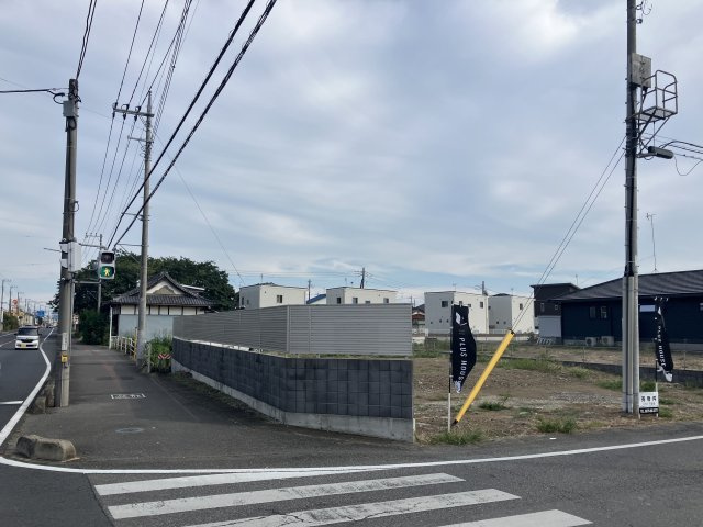 【前面道路含む現地写真】 | 売地：第１高林南町　A区画 | 前面道路（歩道を含む）含む現地写真です