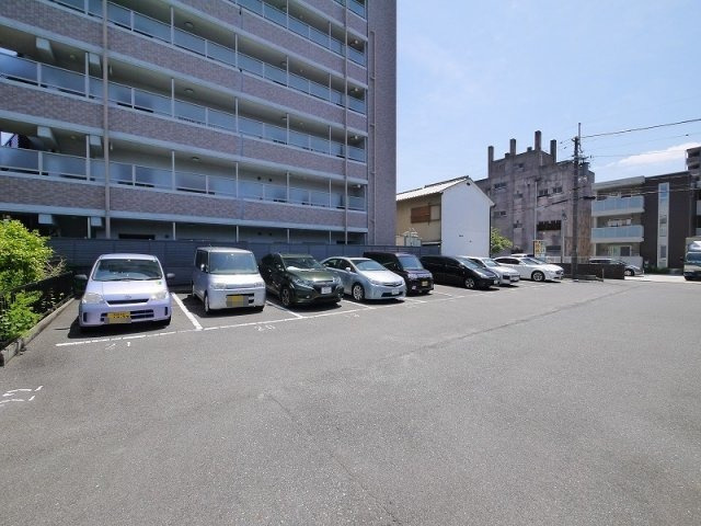 西田モータープールの外観