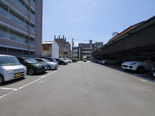 西田モータープールの駐車場