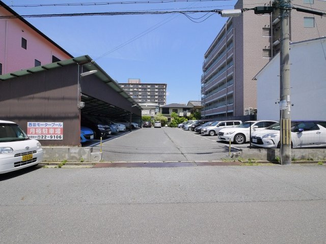 西田モータープールの駐車場