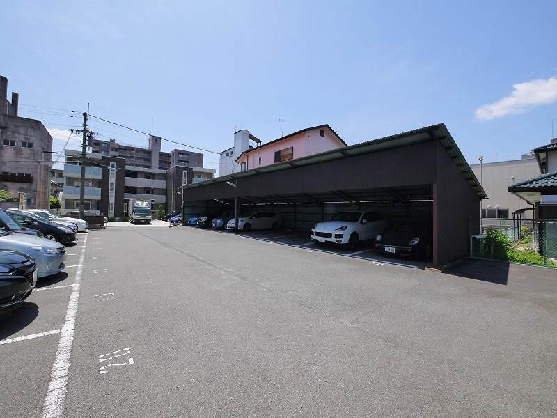 西田モータープールの駐車場