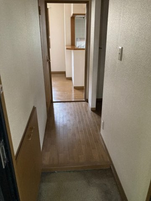 【展望】 | ブルク大倉山 | 玄関から室内への景観です！右手に洗面所・浴室、正面にリビングダイニングキッチンがあります★