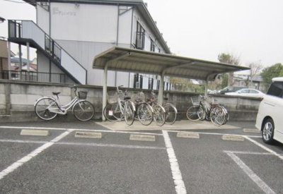 【その他共用部分】 | ブルク大倉山 | 屋根付きの駐輪場で雨が降っても大切な自転車が濡れなくてすみますね♪駅まで自転車もおすすめです！