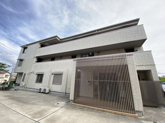 【外観】 | 積水ハウス施工の賃貸住宅シャーメゾン♪ペットOKの築浅3階建てマンション！最寄りバス停から徒歩2分！雨の日の通勤やお出かけもバス利用でスムーズです♪