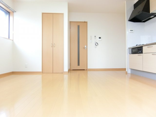 アムールカーサ・アレーグレの居間・リビング|同物件別部屋