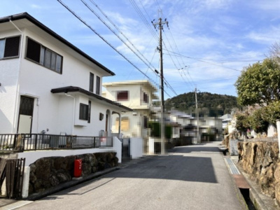 【前面道路含む現地写真】 | 大津市水明2丁目5-10　中古戸建 | 前面道路と改装前建物