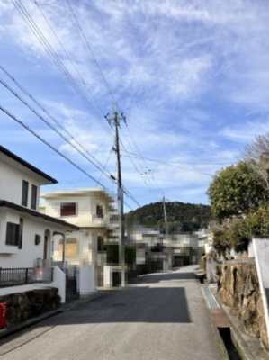 【前面道路含む現地写真】 | 大津市水明2丁目5-10　中古戸建 | 前面道路と改装前建物