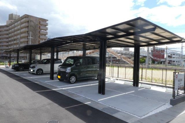 倉敷市石見町のアパートの駐車場|屋根付き駐車場
