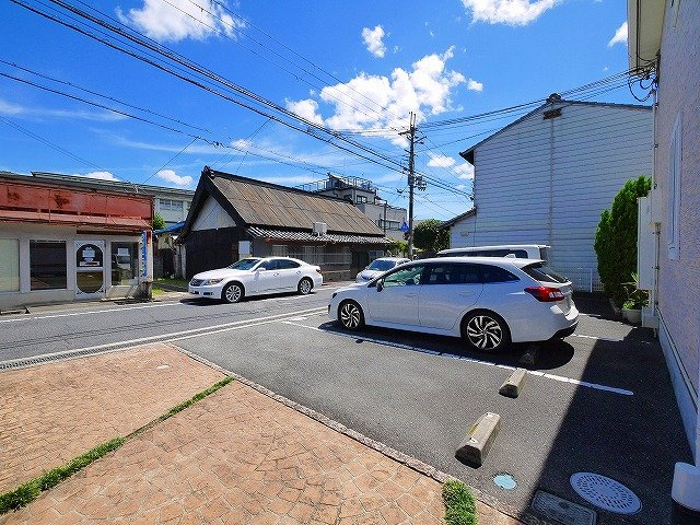 フローリッシュいづみⅡの駐車場|駐車スペースもあります