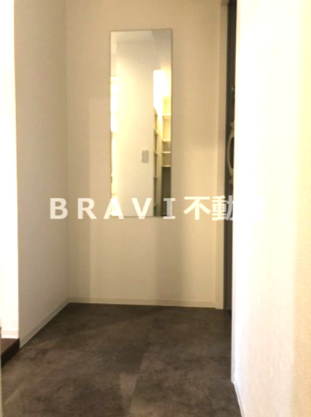 Ｙ’s大手通　BRAVI不動産の玄関|【Ｙ’s大手通】等身大鏡のあるお部屋です