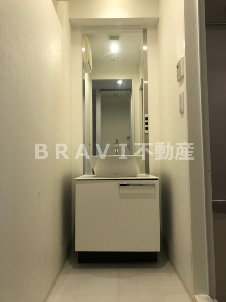 Ｙ’s大手通　BRAVI不動産の独立洗面台|【Ｙ’s大手通】窓が大きな洗面台です。コンセントあり