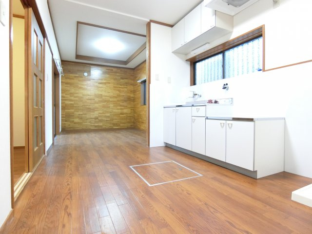 楠町西貸家の居間・リビング