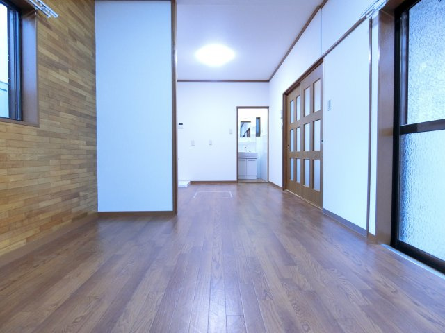 楠町西貸家の居間・リビング