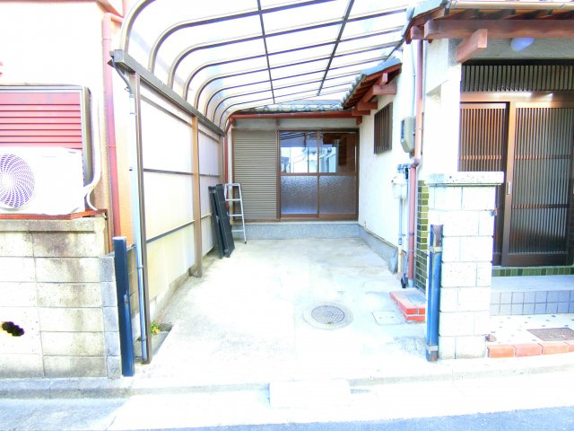 楠町西貸家の駐車場