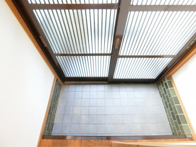 楠町西貸家の玄関