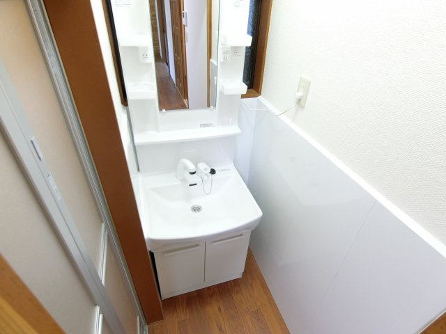 楠町西貸家の独立洗面台