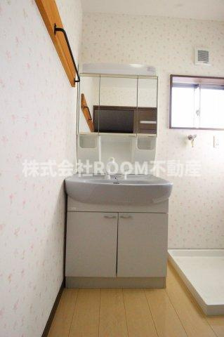 山科アパートの独立洗面台|忙しい朝には欠かせない洗面所です