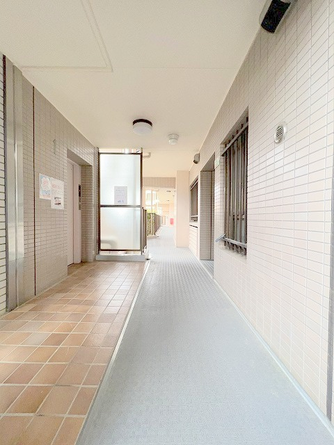 コスモ流山リベラルコートのその他共用部分|玄関前の外廊下の写真です。