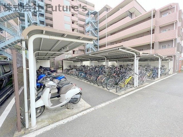 ロータリーパレス三郷金町のその他共用部分|広々とした駐輪場です。