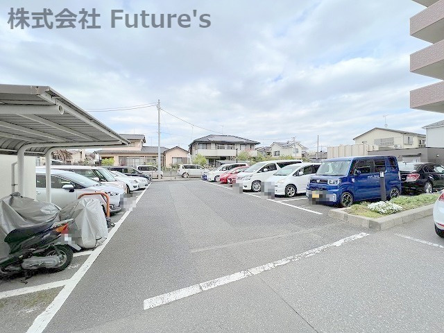 ロータリーパレス三郷金町の駐車場|広々とした駐車場です。