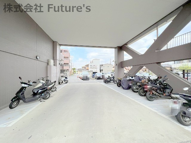 ロータリーパレス三郷金町の駐車場|豊富なバイク置き場です。