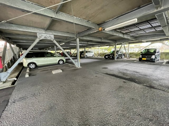 井吹西シティコート　の駐車場