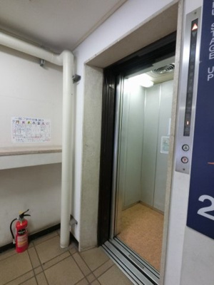【その他共用部分】 | 朝日ヶ丘ニュースカイマンション | お買い物時やベビーカーの出し入れに便利なエレベーター付です。